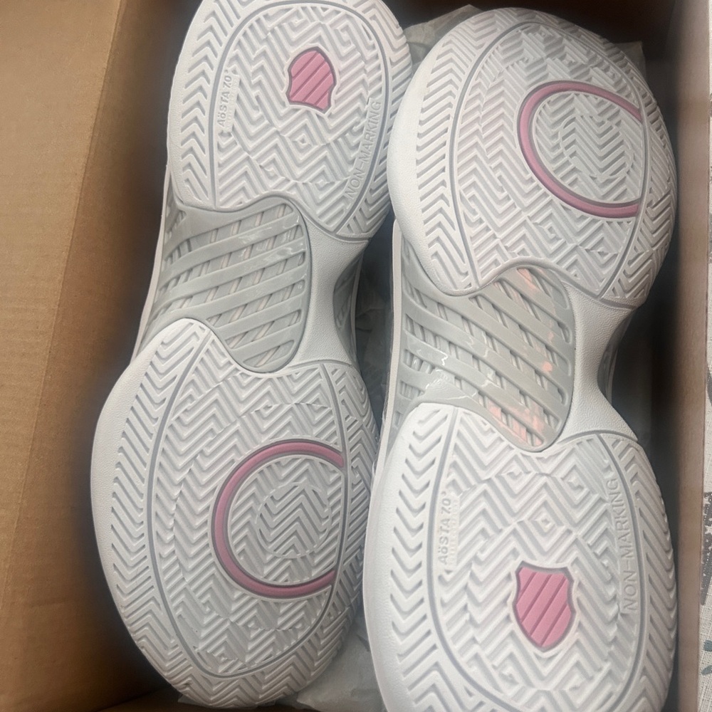 K*Swiss women’s pickleball shoes - Picture 2 of 3